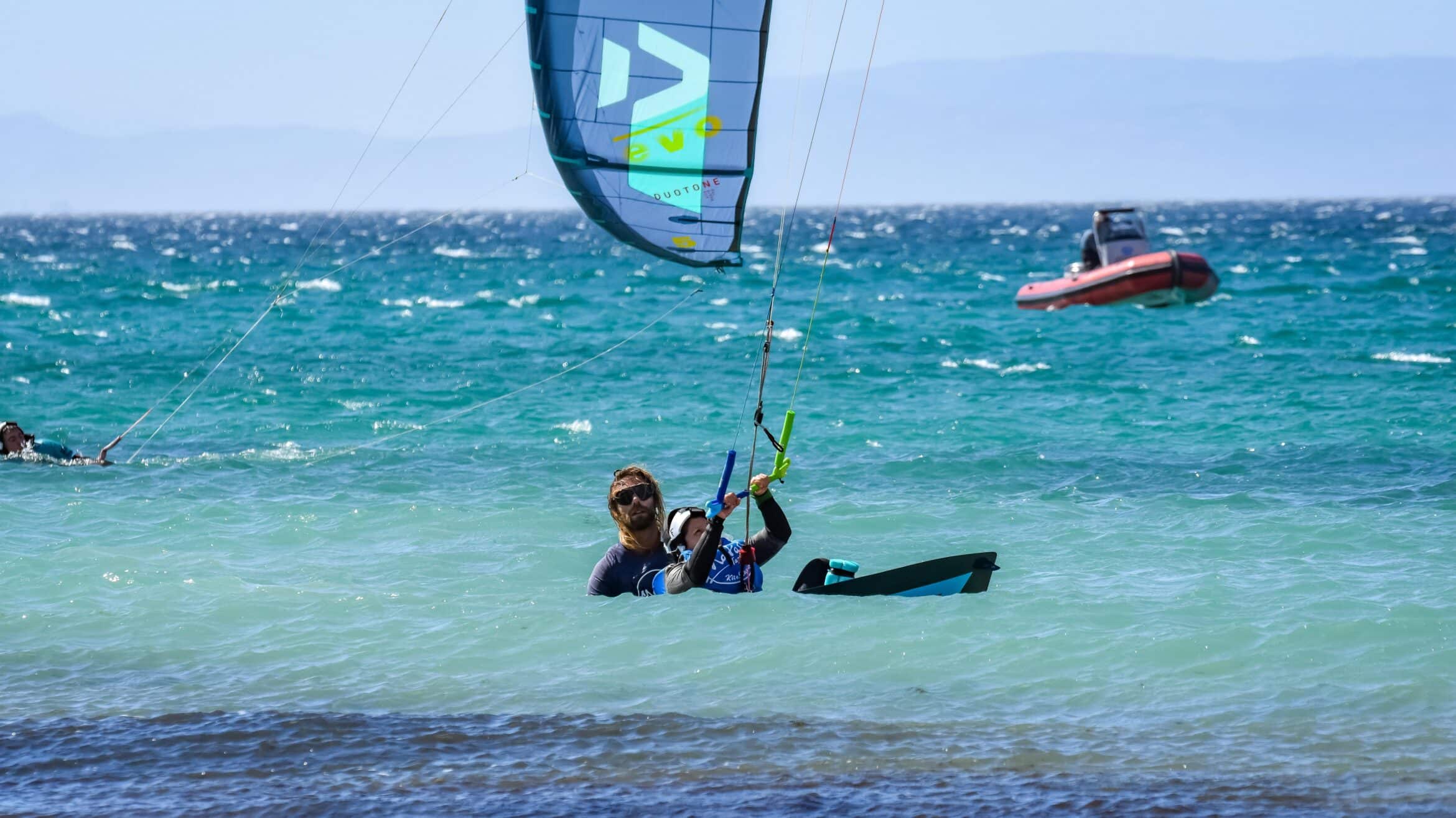 Kitesurflessen in Tarifa de waterstart in kitesurfen