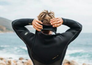 Hoe trek je je kitesurf wetsuit aan